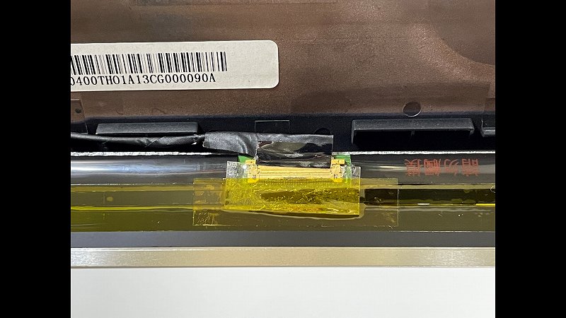 LCDパネル側コネクタ部 絶縁・耐熱テープで補強