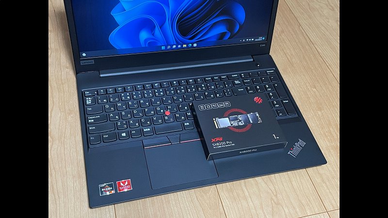 ThinkPad E595とADATA SX8200Proのパッケージ