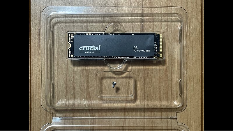Crucial P3 1TB SSD本体と同梱のネジ